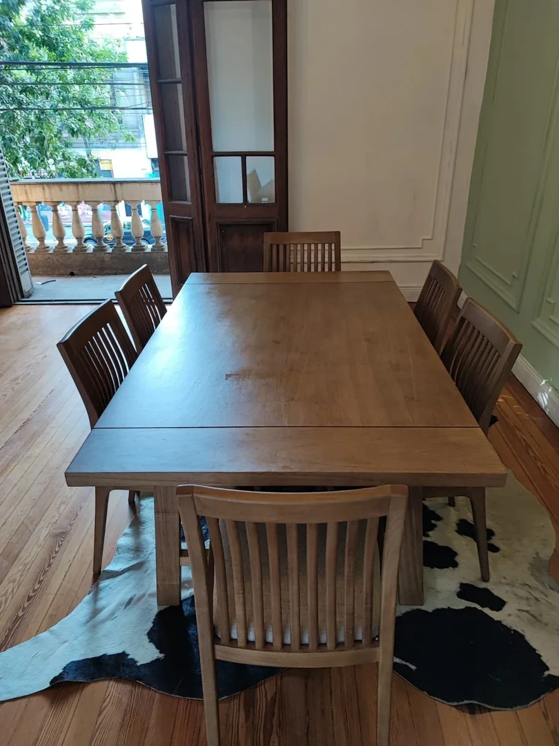 Habitación estudiantil funcional perfecta para estudiar en 