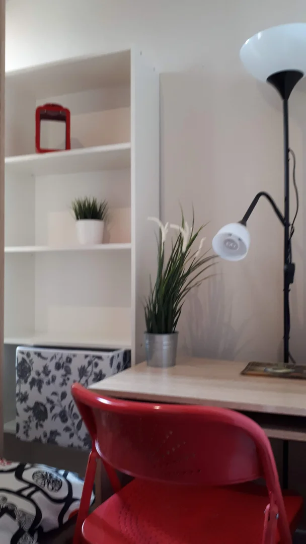 Funktionelles Studentenzimmer perfekt zum Studieren in 