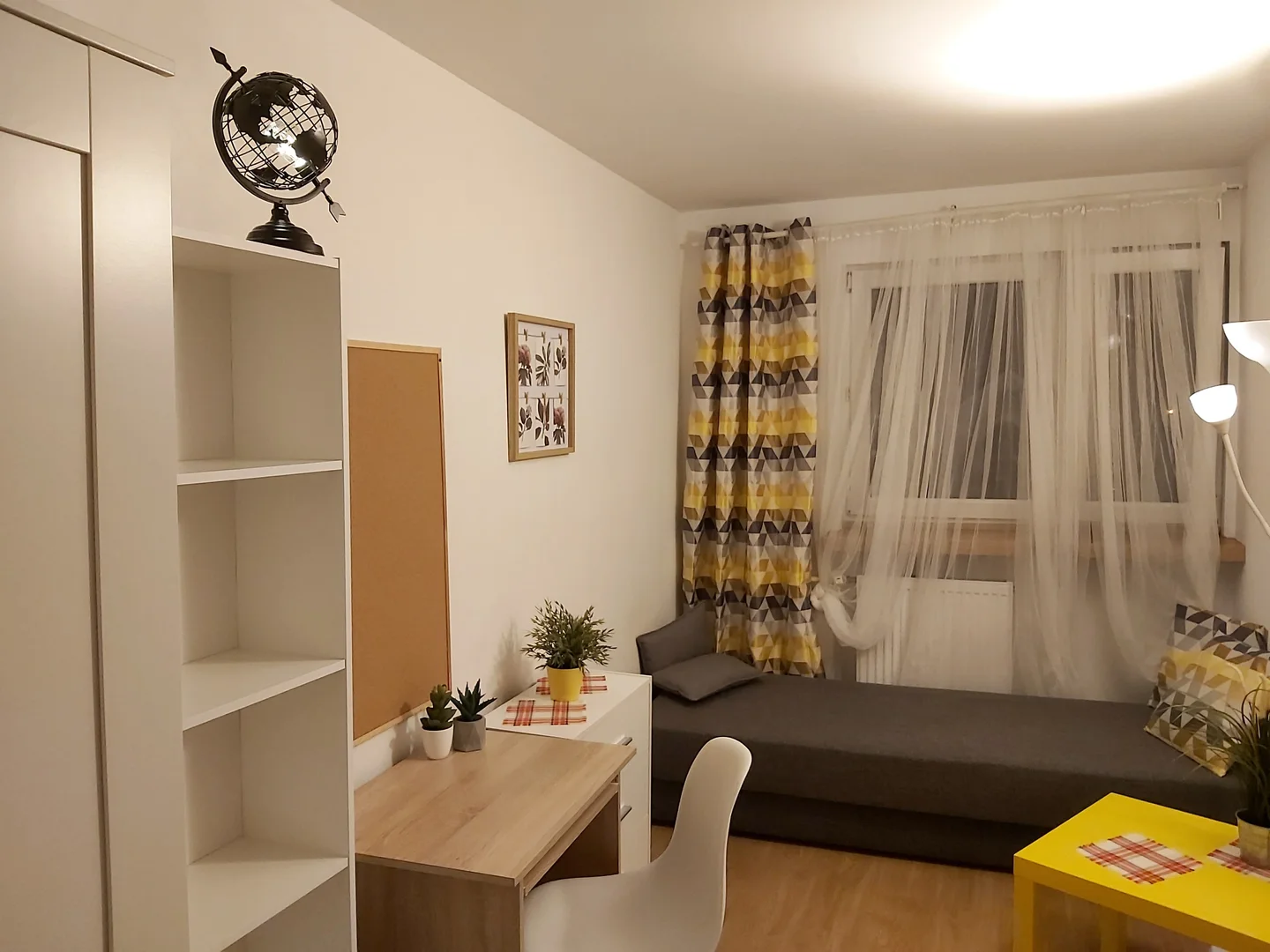 Habitación para estudiantes en  con área de estudio y facilidades compartidas