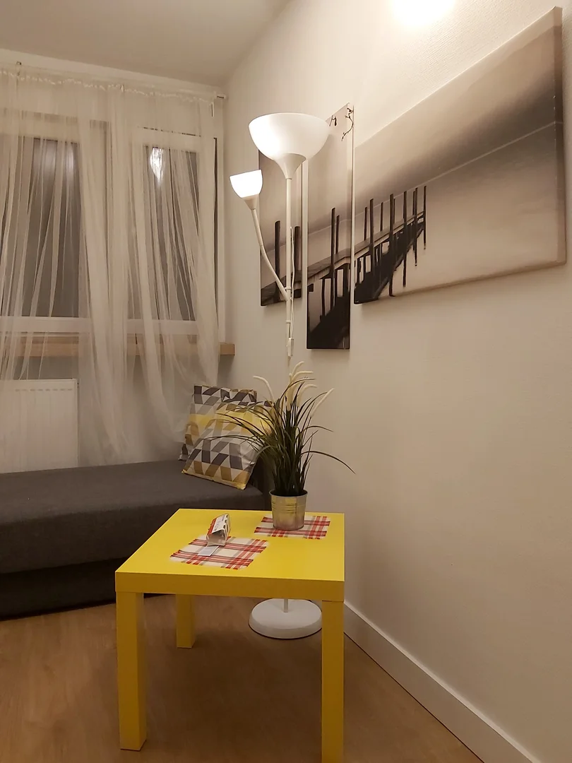 Habitación estudiantil funcional perfecta para estudiar en 