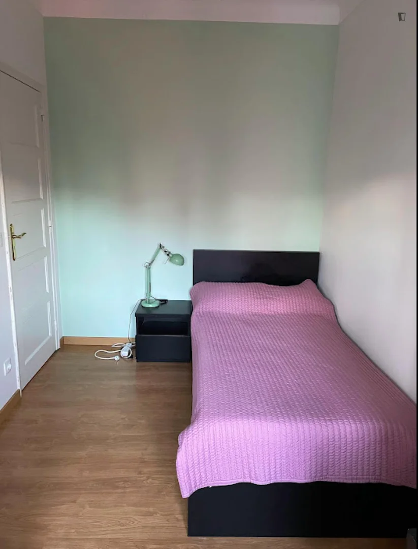 Chambre d'étudiant lumineuse et aérée avec accès facile à l'université dans 