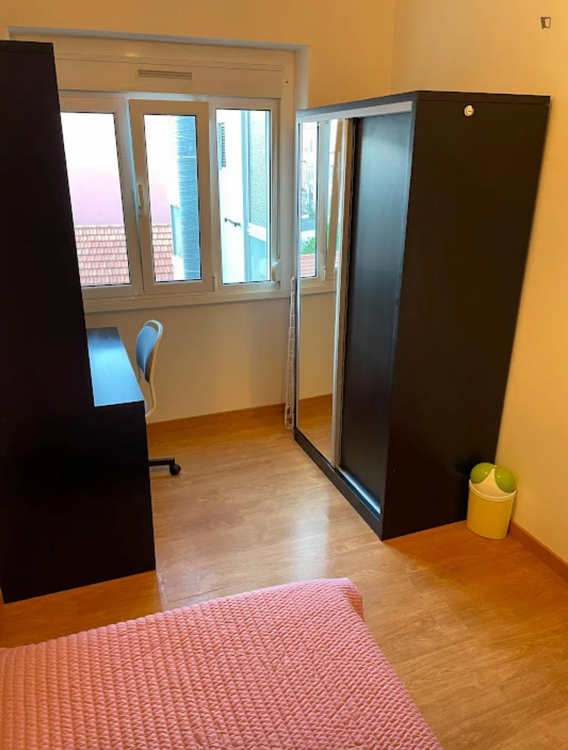 Chambre d'étudiant à  avec espace d'étude et installations communes