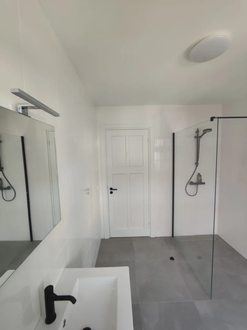 Quarto acessível para estudantes com iluminação ampla em 