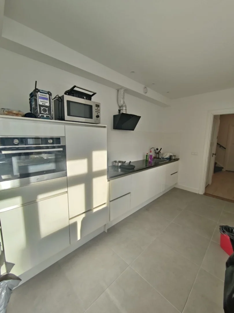 Quarto de estudante confortável e espaçoso em 