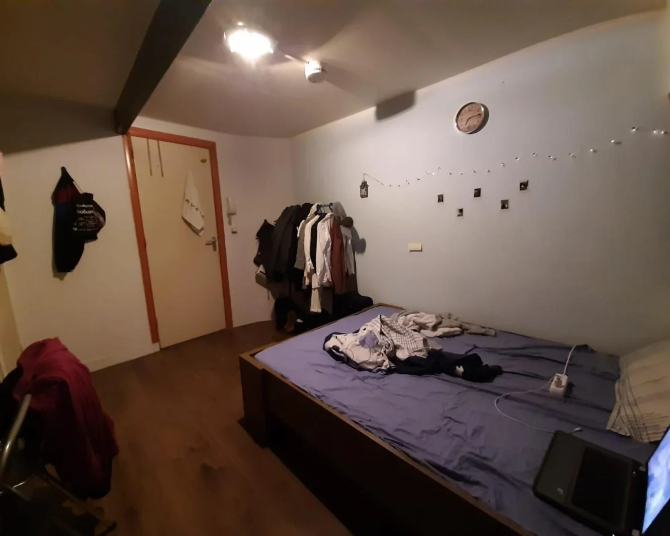 Chambre d'étudiant lumineuse et aérée avec accès facile à l'université dans 