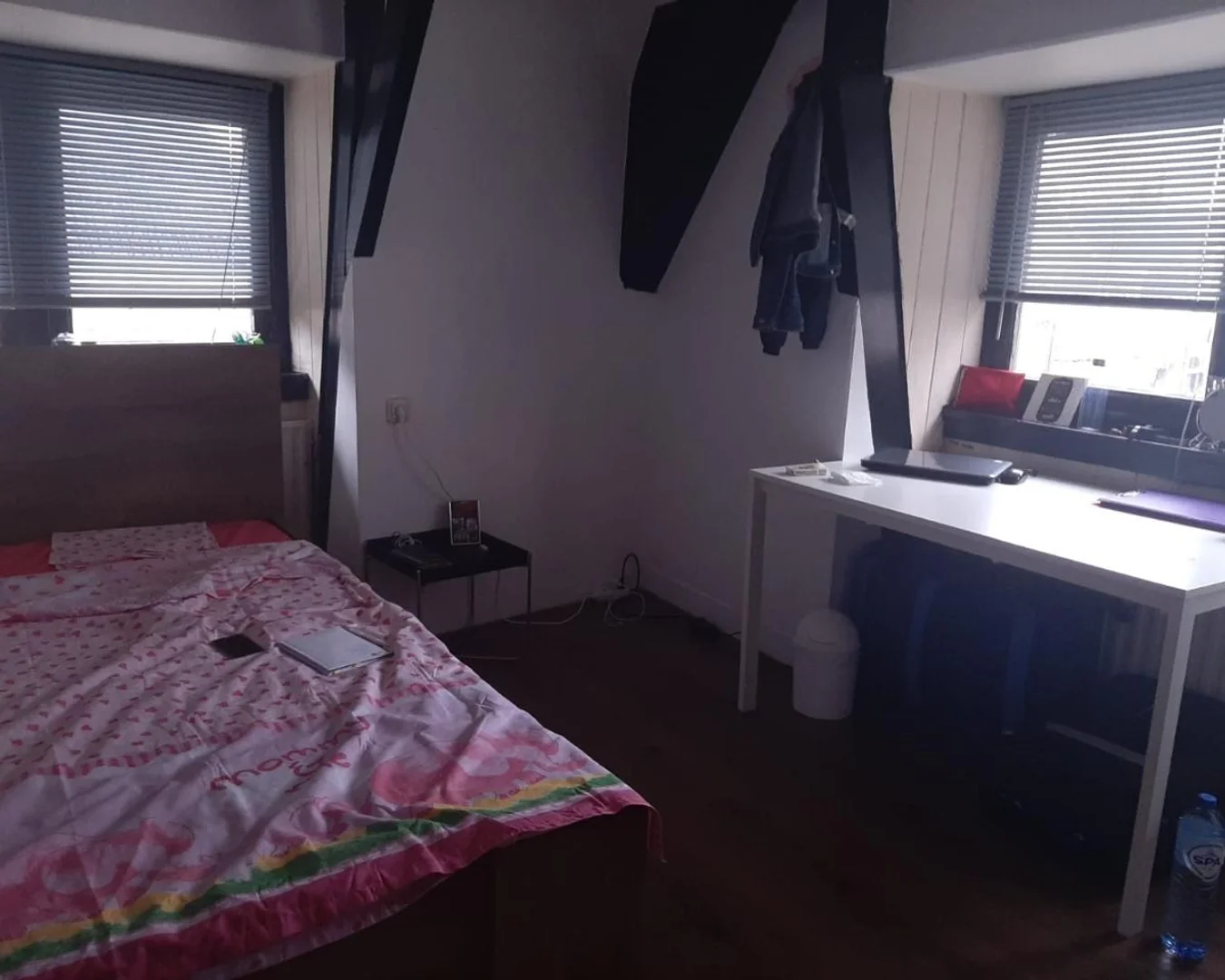 Chambre conviviale pour les étudiants dans  avec des équipements modernes