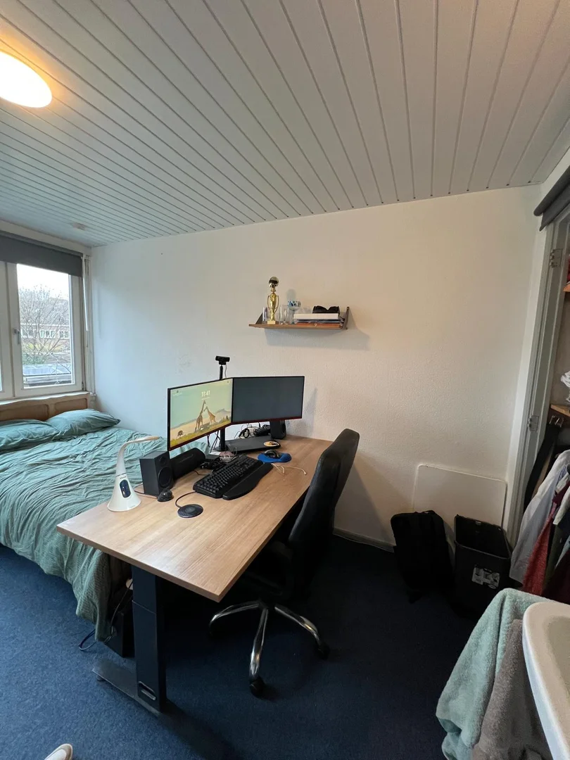 Quarto de estudante económico com localização conveniente em 