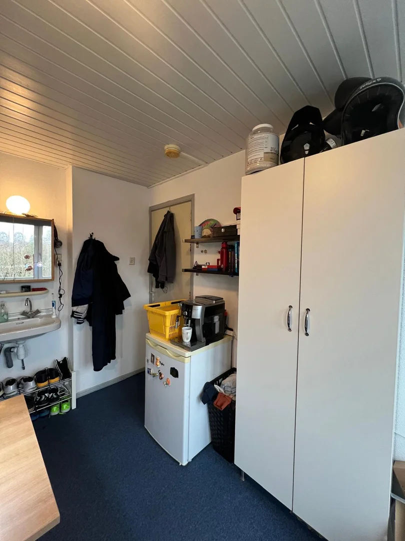 Quarto de estudante confortável e espaçoso em 