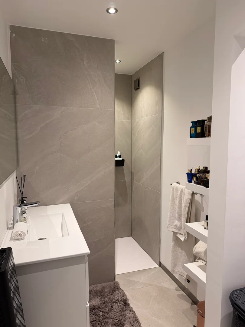 Quarto para alugar em apartamento de estudantes em , totalmente mobilado