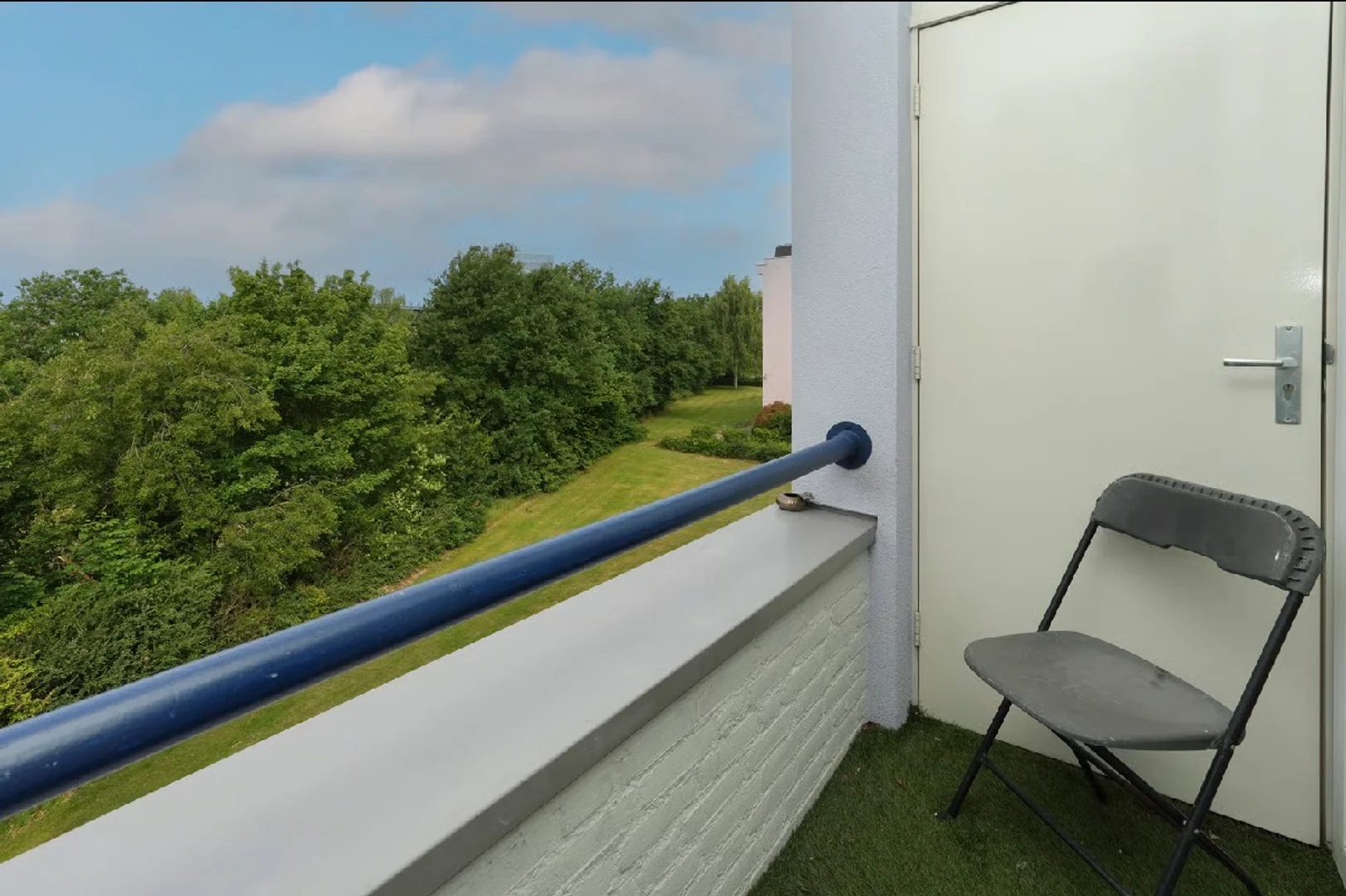 Functional student room perfect for studying in 