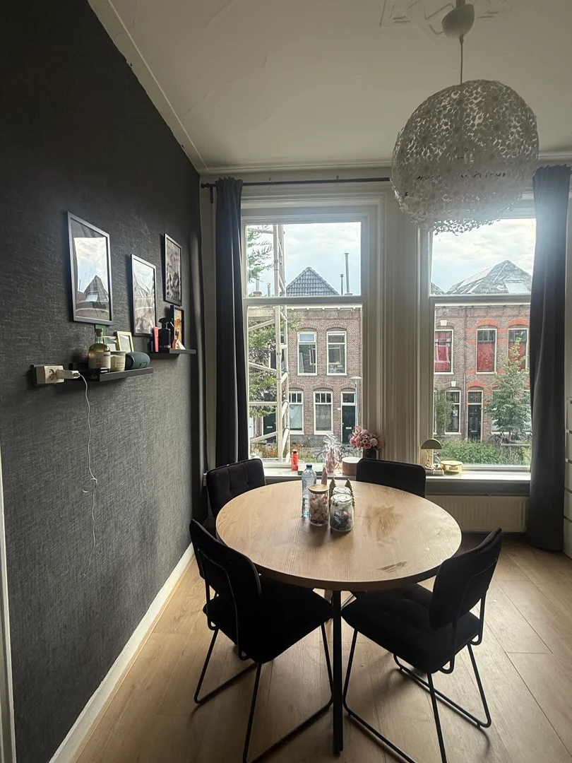 Chambre d'étudiant à  avec espace d'étude et installations communes