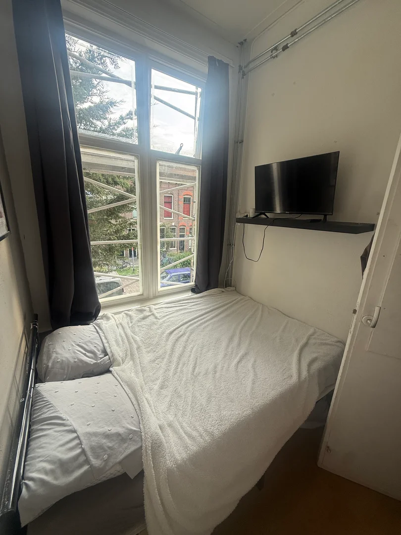 Chambre d'étudiant à  avec espace d'étude et installations communes