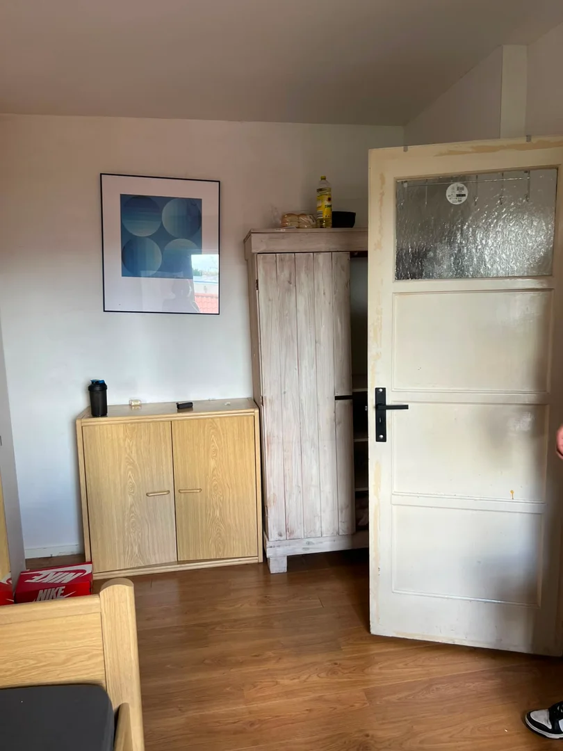 Quarto de estudante confortável e espaçoso em 
