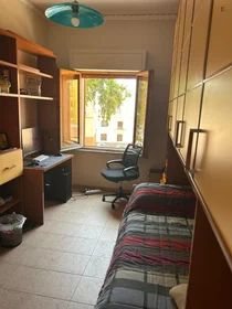 Habitación privada en Via Doberdò, imagen 2 de 10