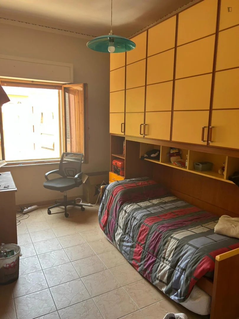 Habitación para estudiantes en  con área de estudio y facilidades compartidas