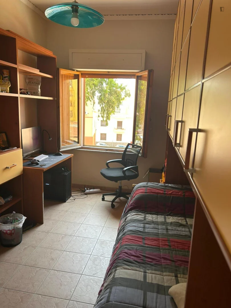 Habitación estudiantil funcional perfecta para estudiar en 