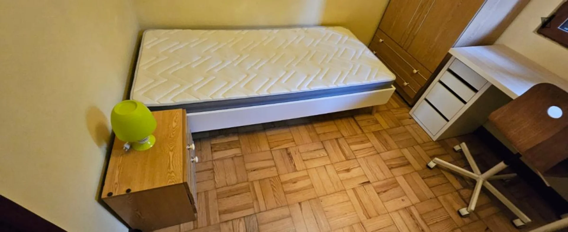'da ders çalışmak için mükemmel olan fonksiyonel öğrenci odası