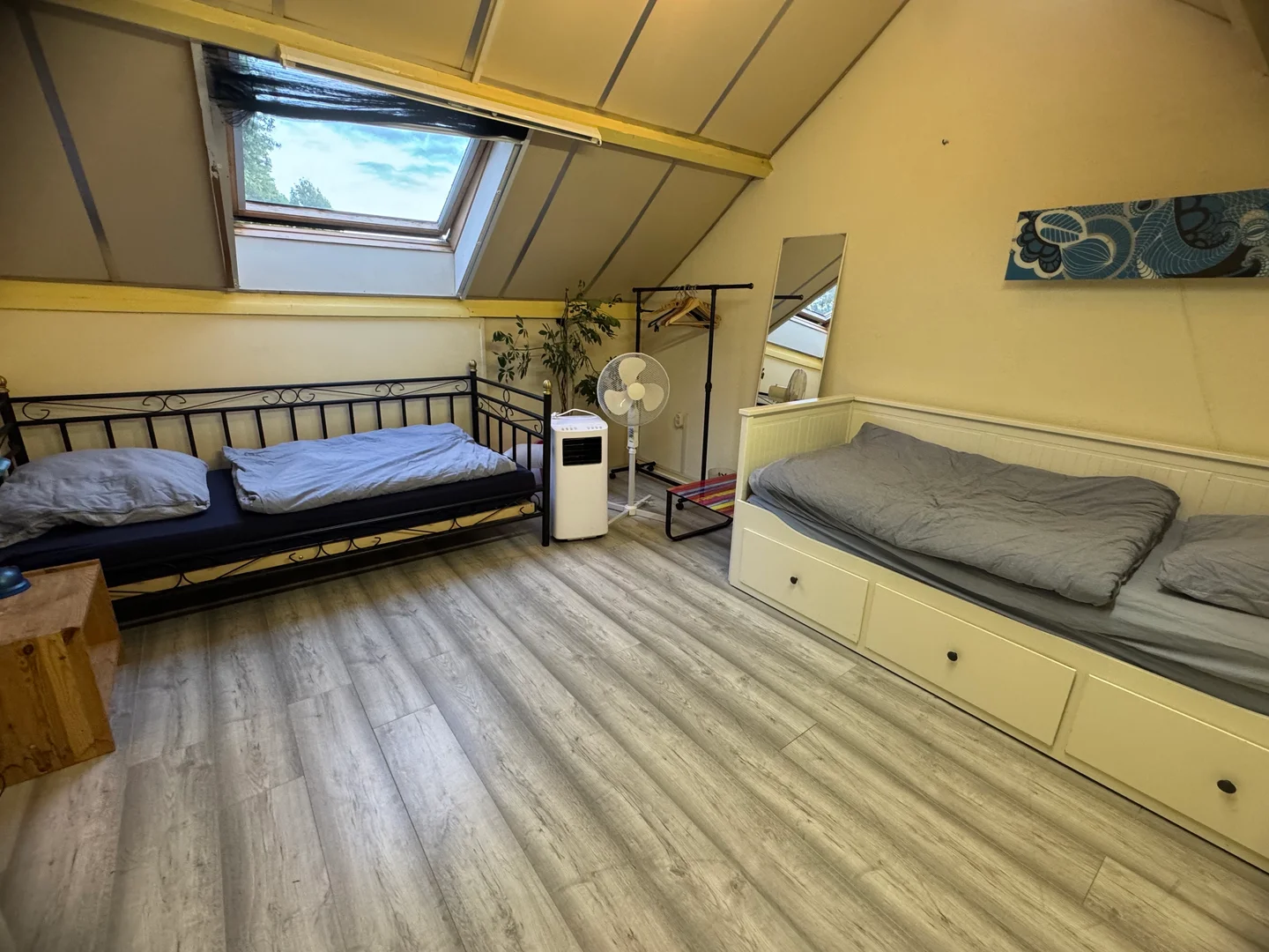 Student-friendly room in  with modern amenities