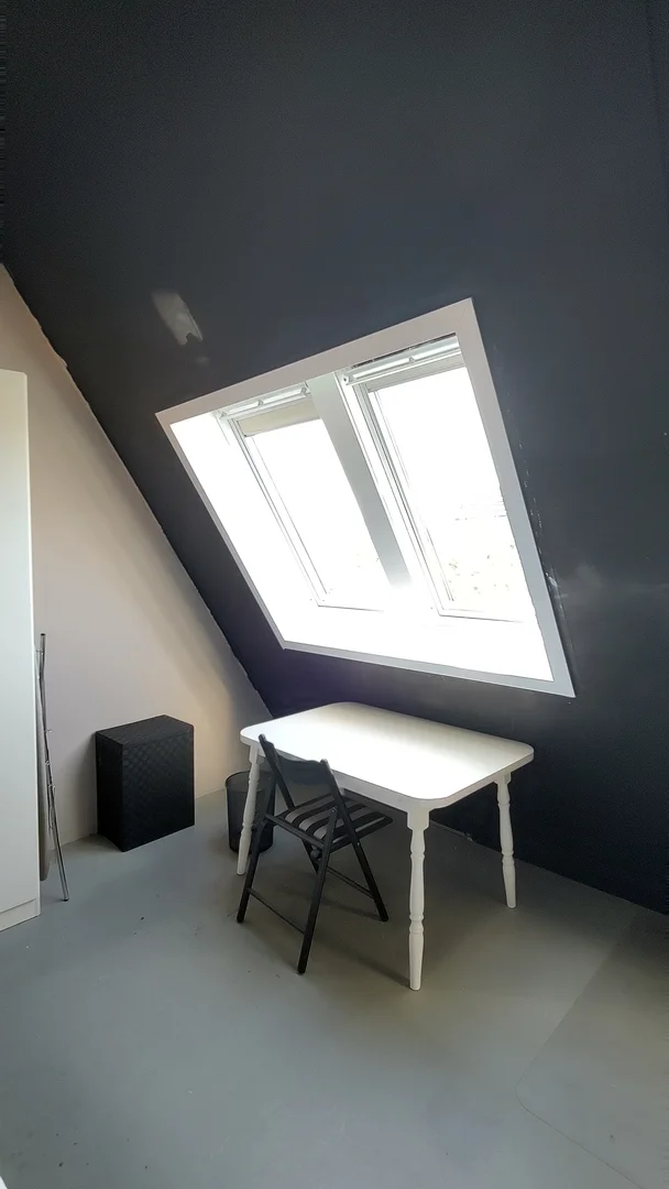 Functional student room perfect for studying in 