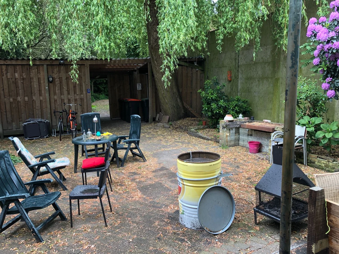 Chambre d'étudiant à  avec espace d'étude et installations communes