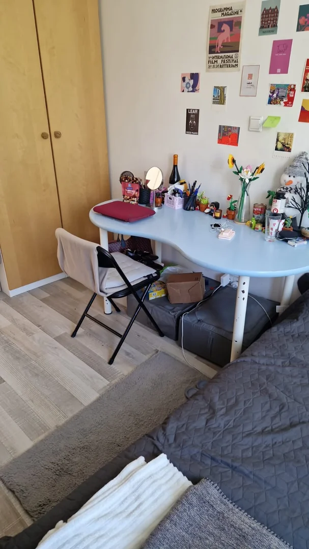 Habitación estudiantil funcional perfecta para estudiar en 