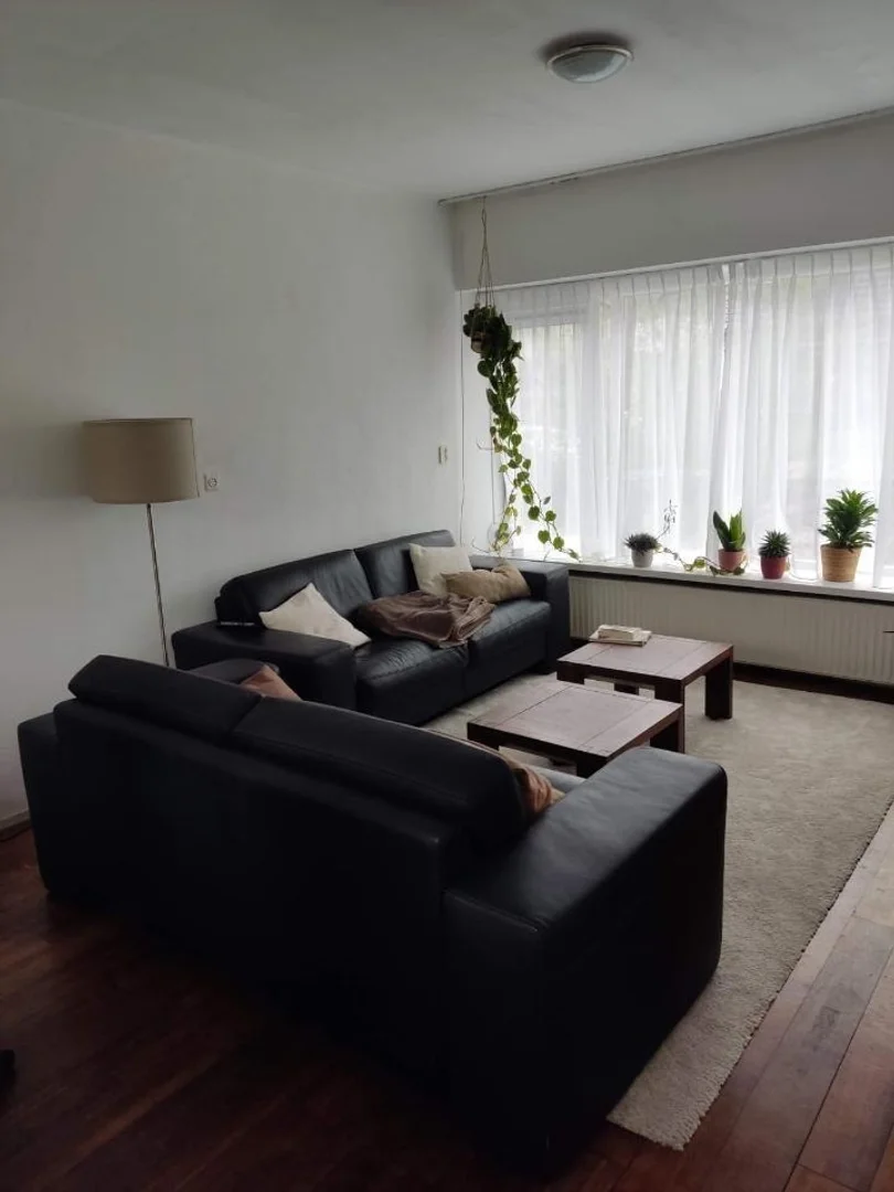 Quarto de estudante luminoso e arejado com acesso fácil à universidade em 