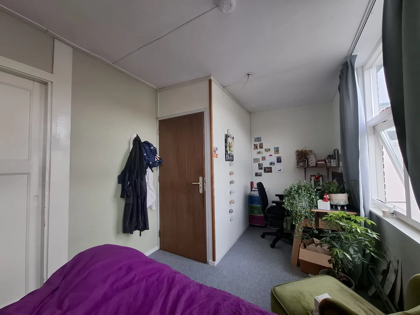 Studentenzimmer in  mit Arbeitsbereich und Gemeinschaftseinrichtungen