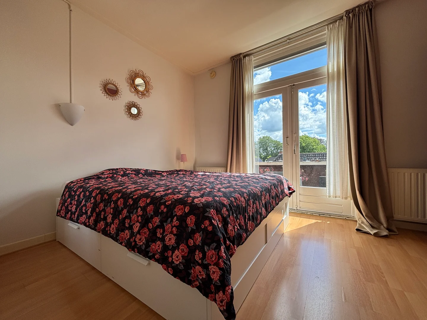 Student-friendly room in  with modern amenities