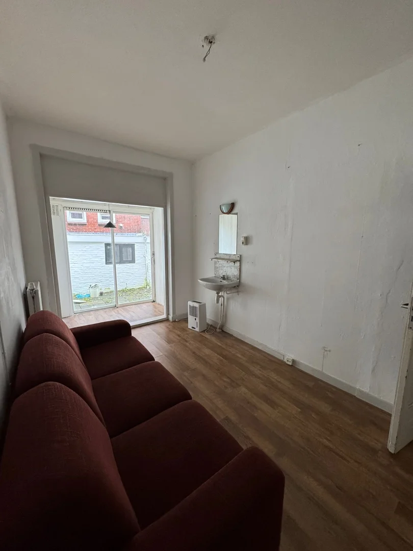 Functional student room perfect for studying in 