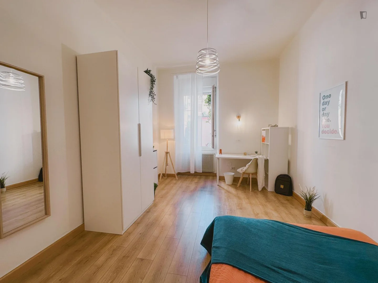Bright and airy student room with easy university access in 