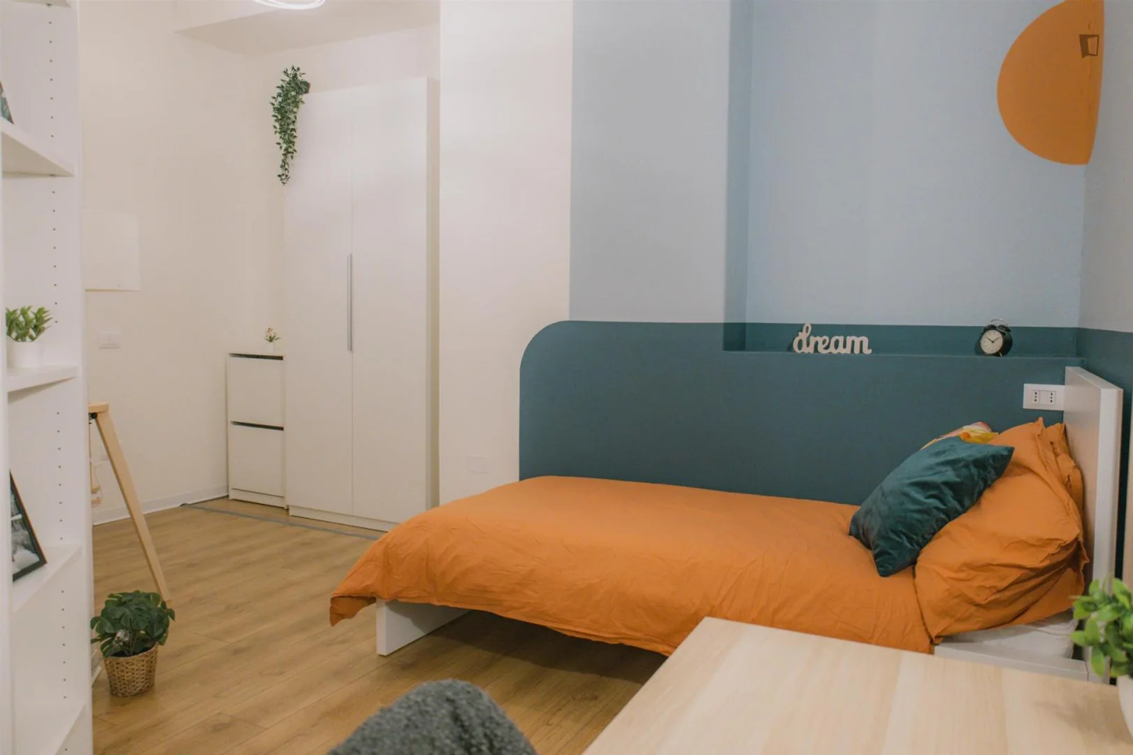 Functional student room perfect for studying in 