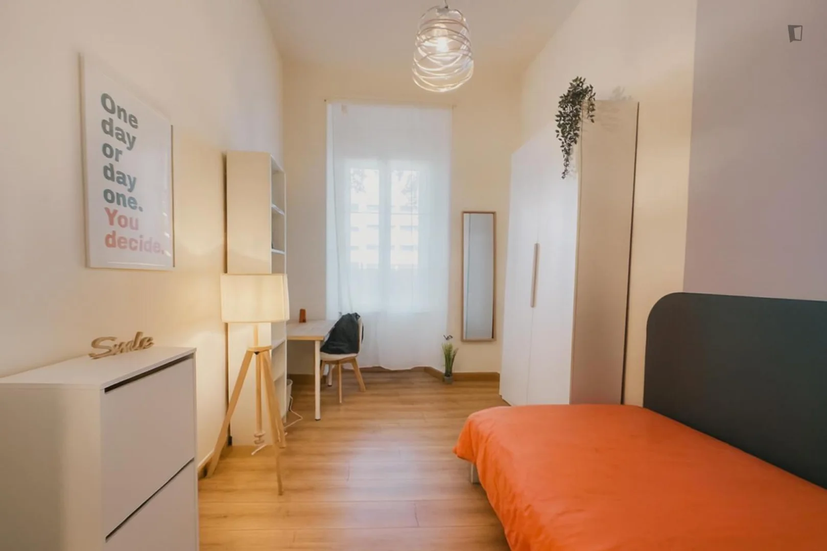 Functional student room perfect for studying in 