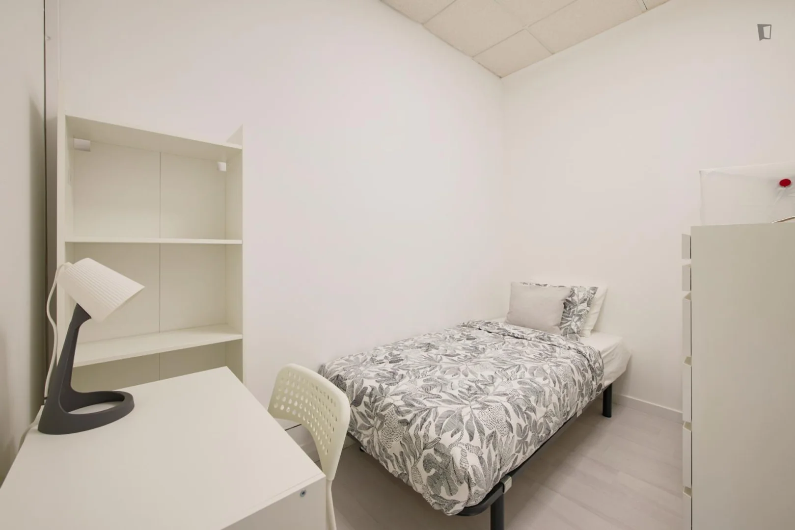 Chambre d'étudiant lumineuse et aérée avec accès facile à l'université dans 