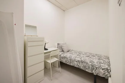 Quarto privado em Avenida Elias Garcia, imagem 1 de 10