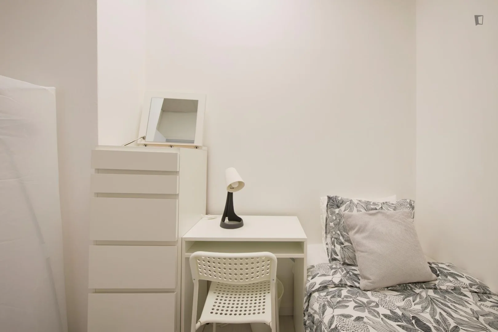 Chambre abordable pour les étudiants avec un bon éclairage dans 