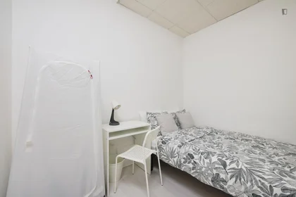Stanza privata in Avenida Elias Garcia, immagine 1 di 10