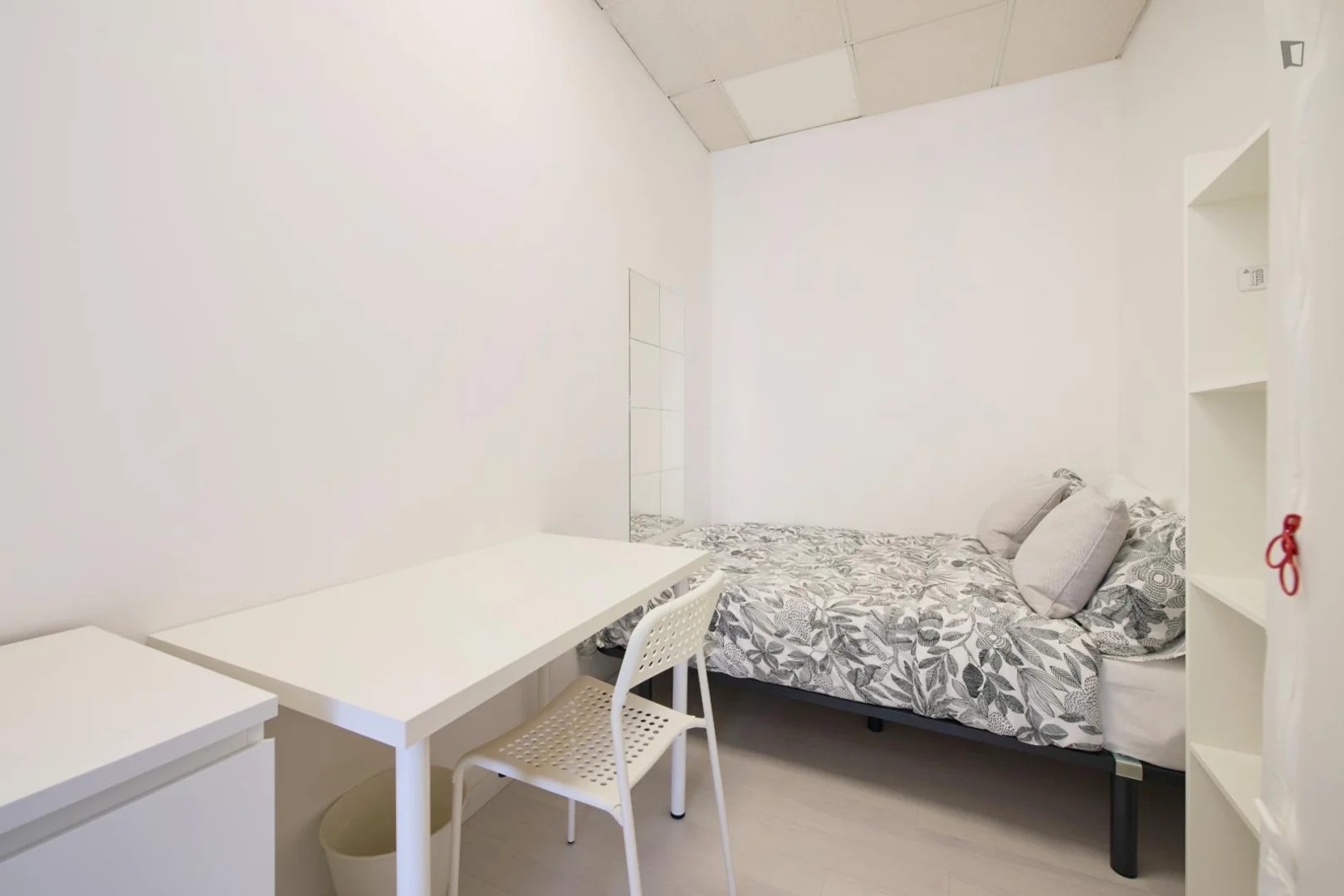 Chambre d'étudiant à  avec espace d'étude et installations communes