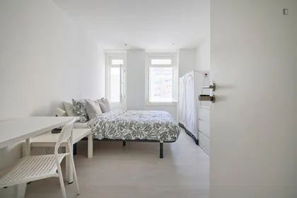 Chambre privée à Avenida Elias Garcia, image 1 de 41