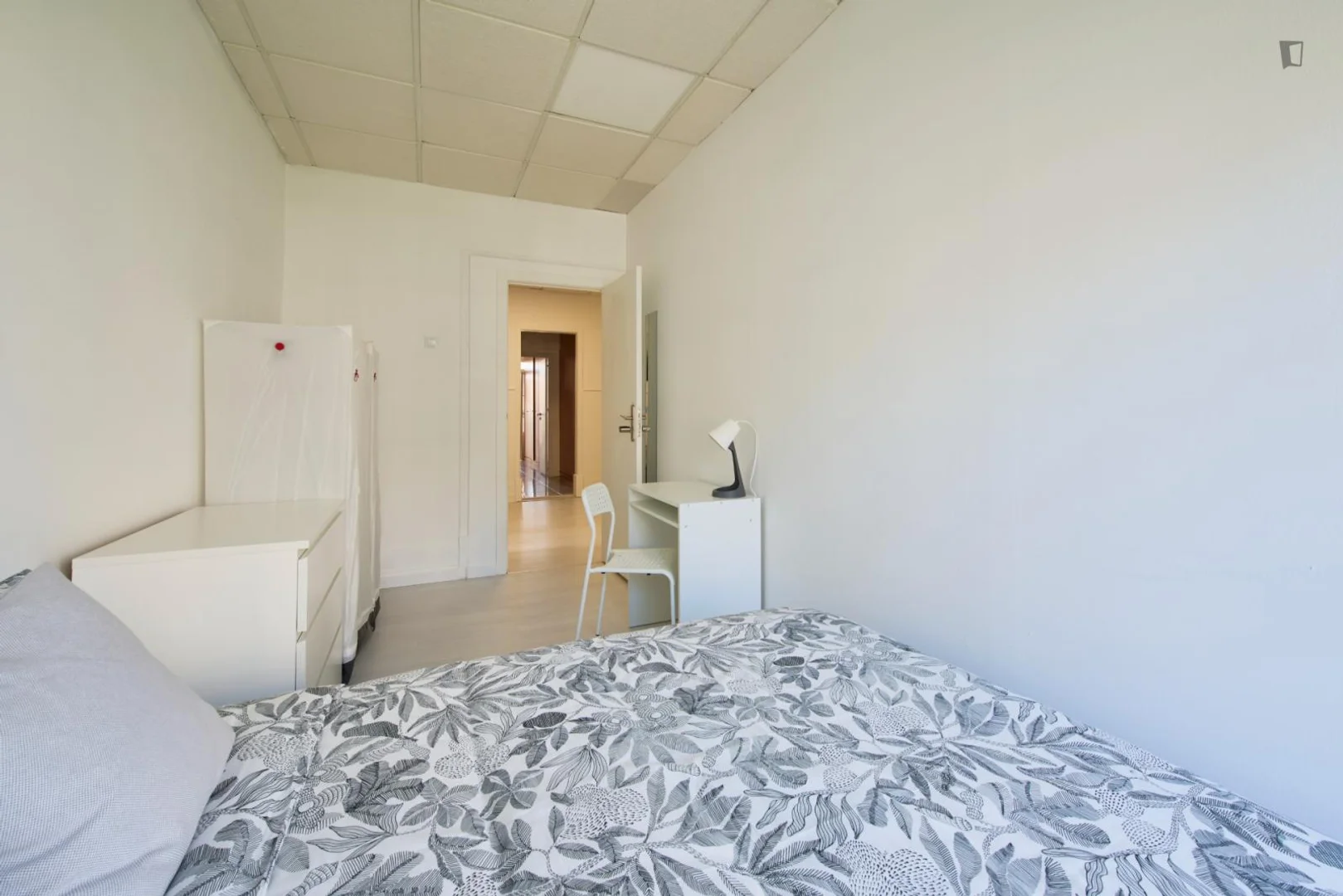 Bezahlbares Zimmer für Studenten mit ausreichender Beleuchtung in