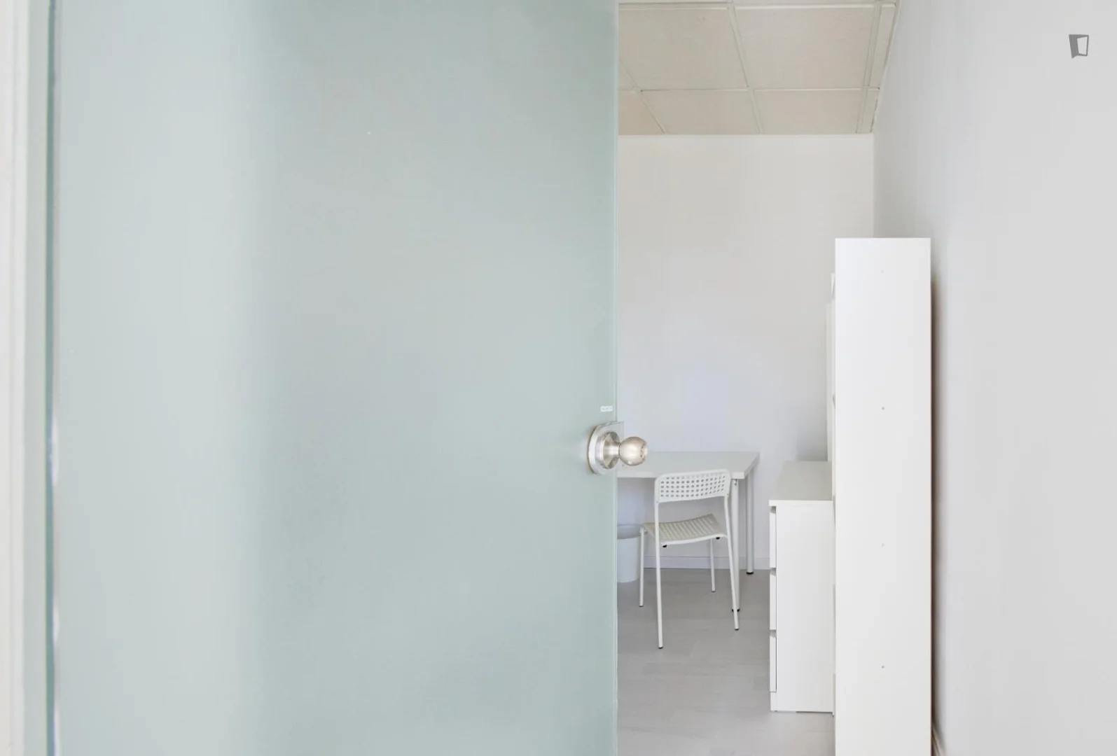 Chambre confortable pour étudiants disponible dans 