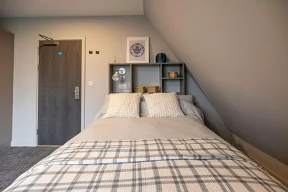Habitación privada en Ash Grove, Guildford, GU2 8US, imagen 1 de 10