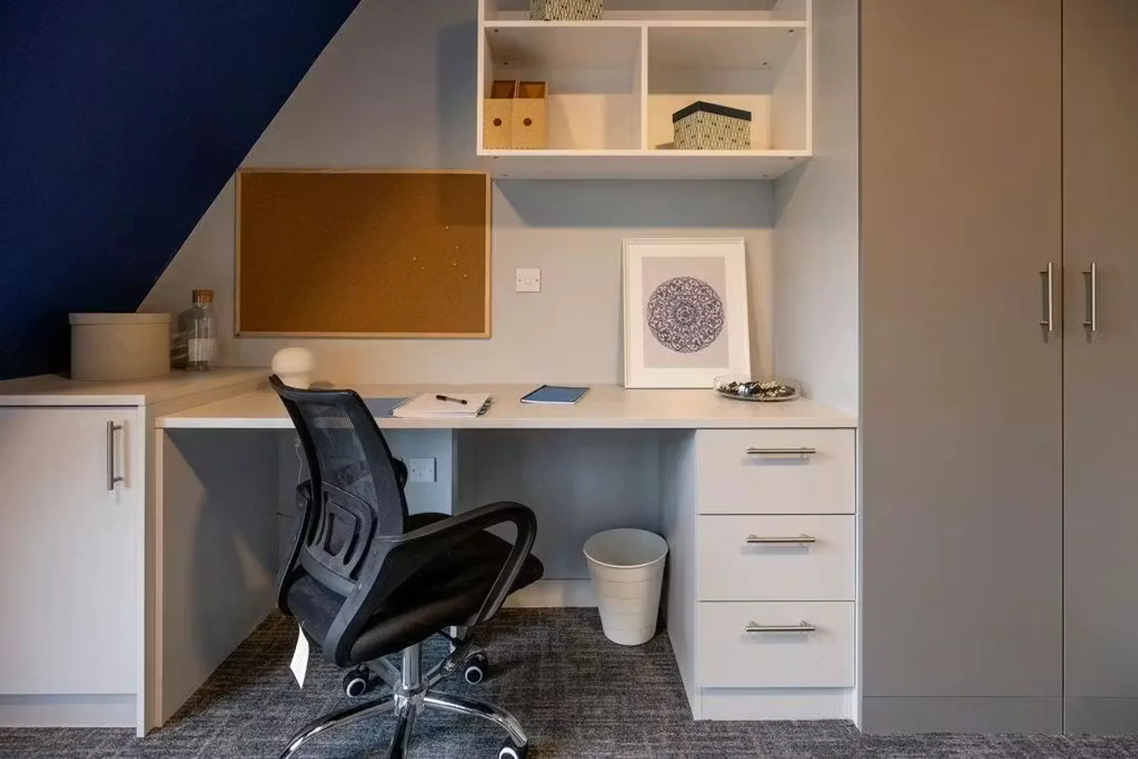 Habitación estudiantil amplia y cómoda en 