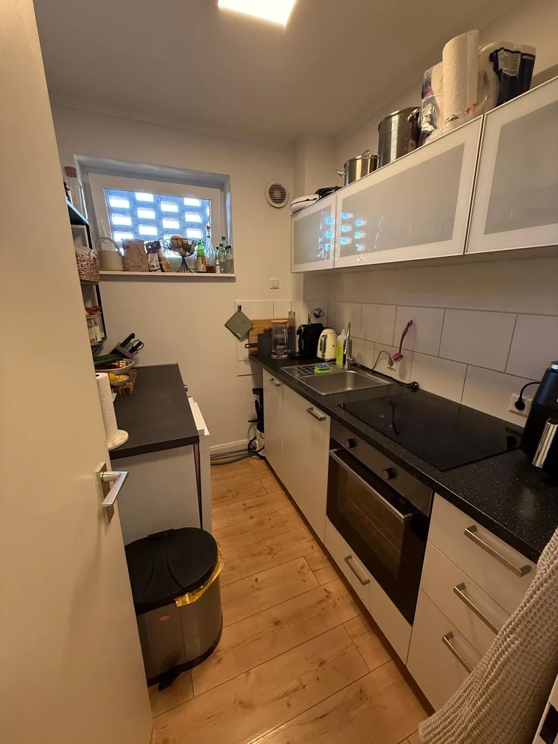 Bright and airy student room with easy university access in 