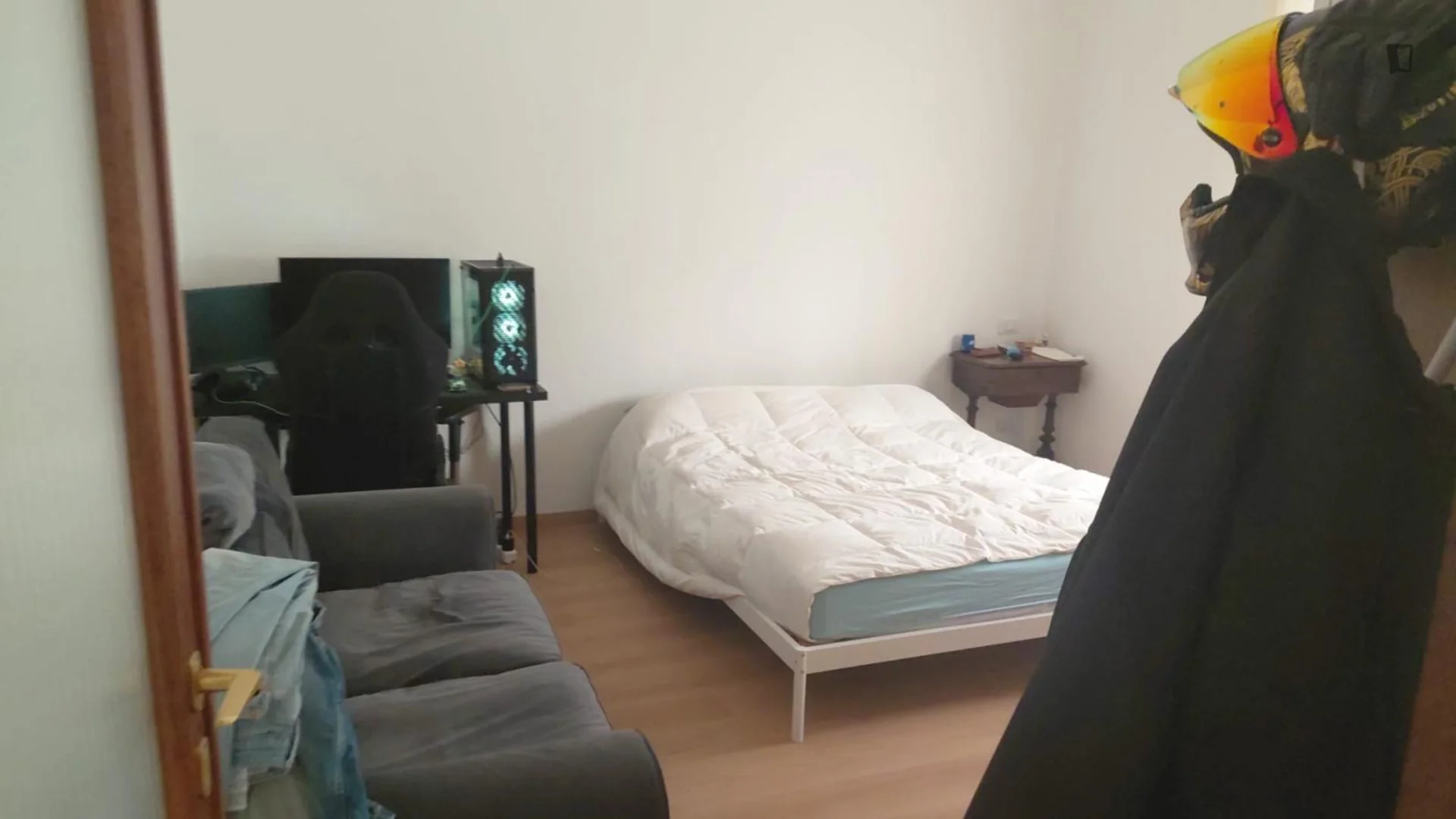 Funkcjonalny pokój studencki idealny do nauki w 