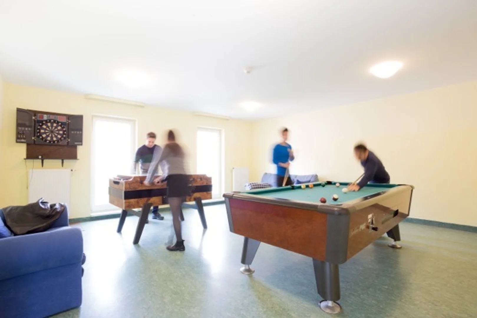 Pokój studencki w  z miejscem do nauki i wspólnymi udogodnieniami