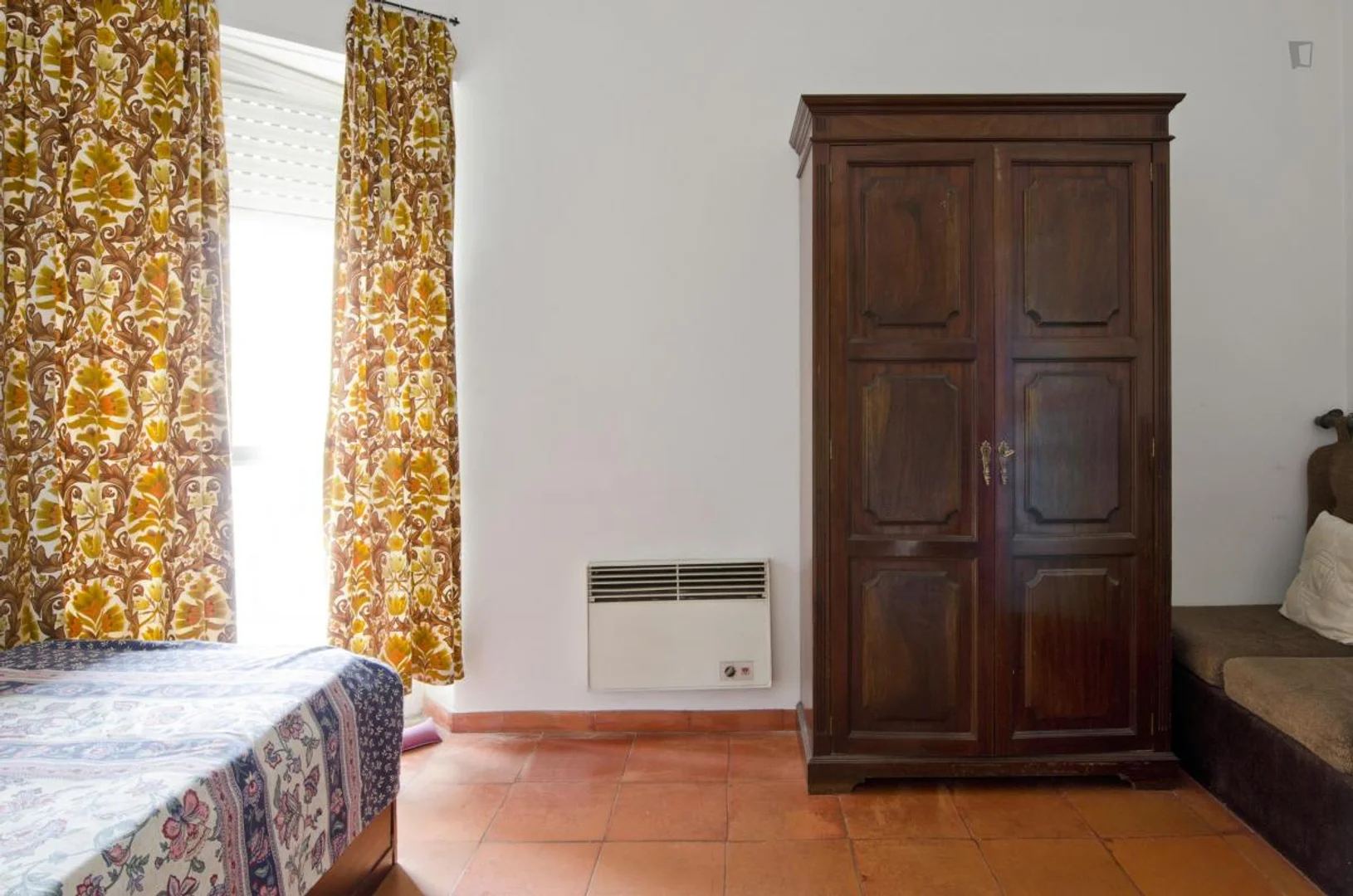 Chambre abordable pour les étudiants avec un bon éclairage dans 