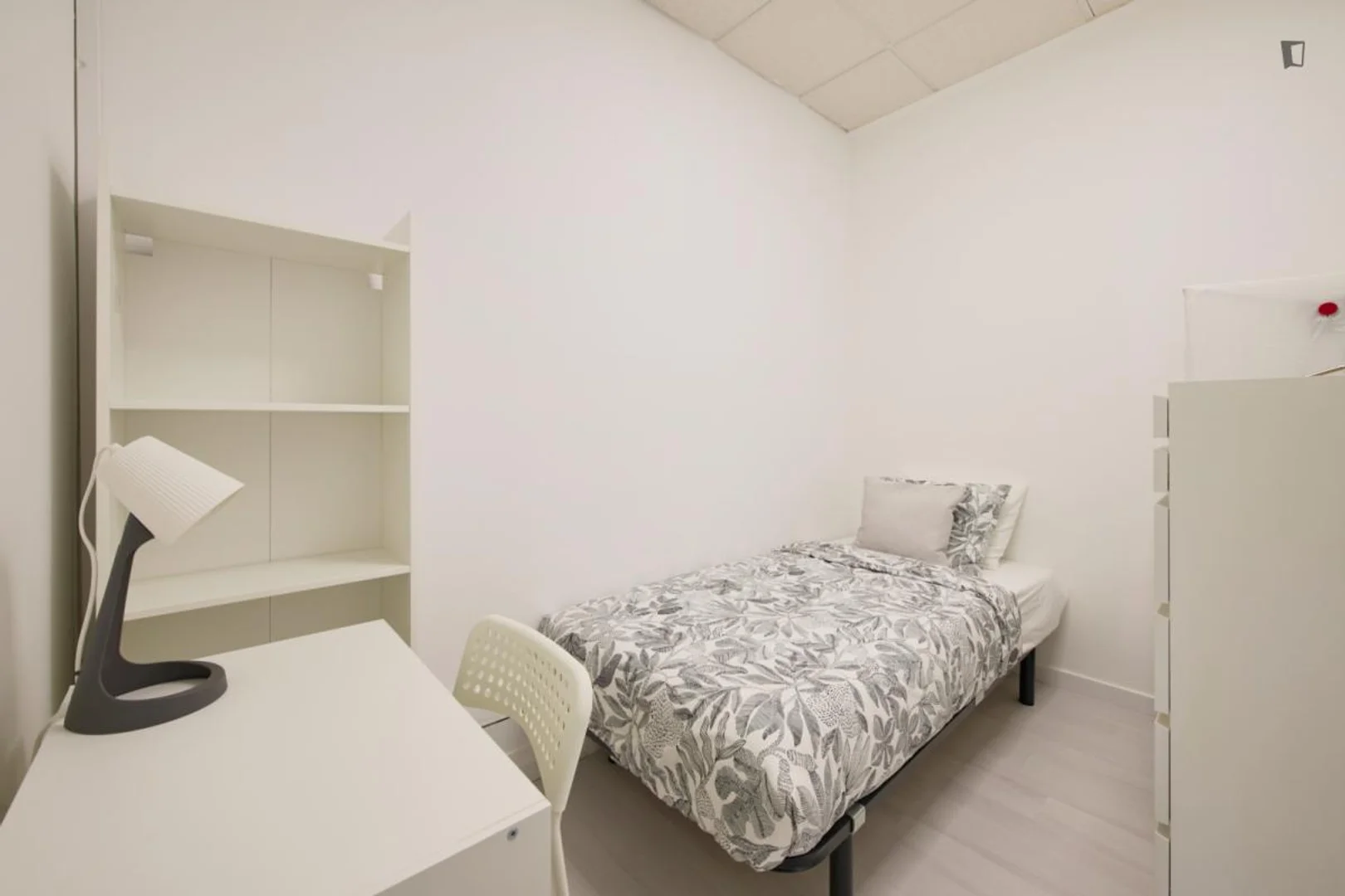 Chambre d'étudiant lumineuse et aérée avec accès facile à l'université dans