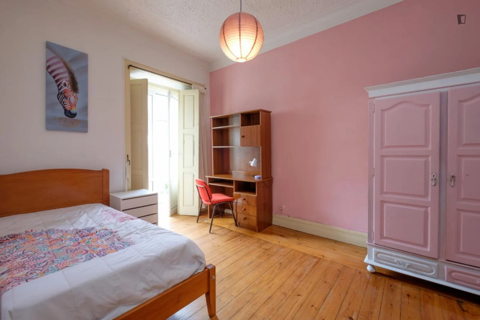 Chambre d'étudiant à  avec espace d'étude et installations communes