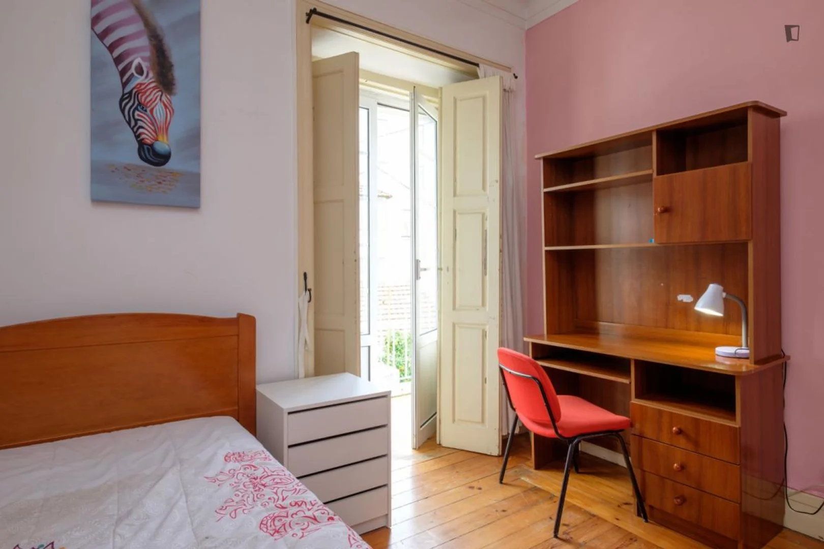 Chambre confortable pour étudiants disponible dans 