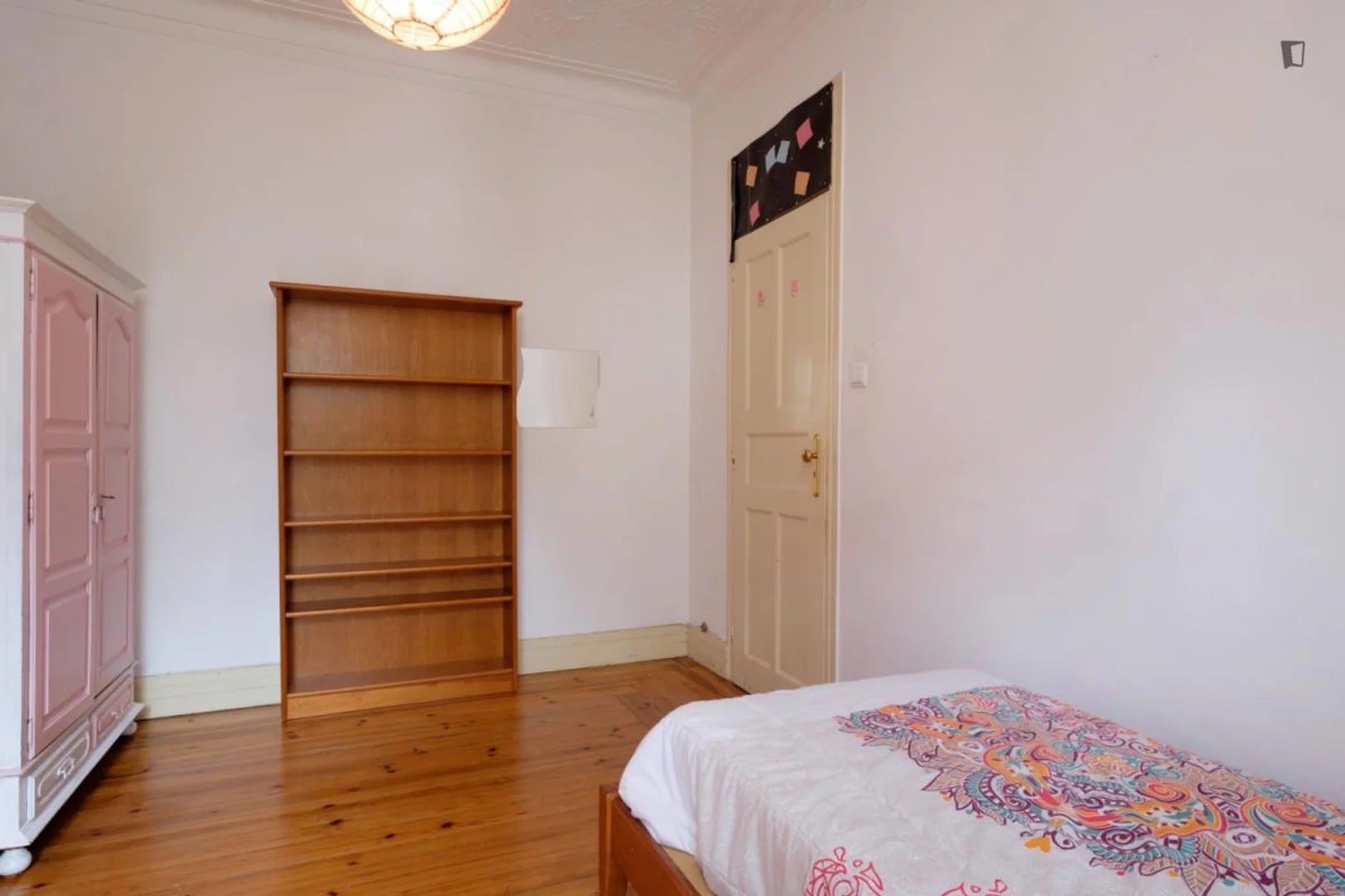 Chambre abordable pour les étudiants avec un bon éclairage dans 